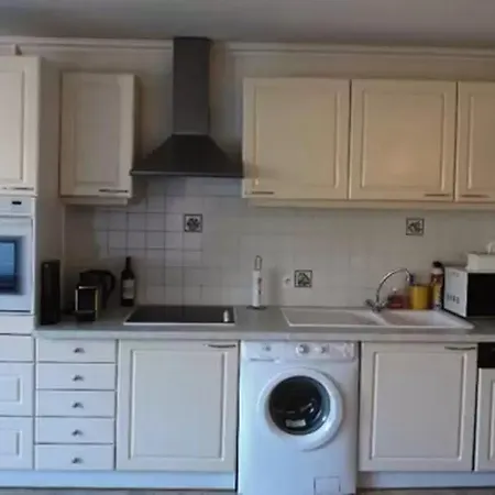 Leader Apartment *